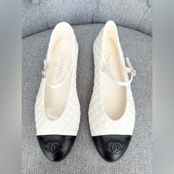 2025 CHANEL CC LOGO WHITE LEATHER MARYJANE BALLET FLATS SHOES SILVER BUCKLE 38.5 - Picture 1 of 16